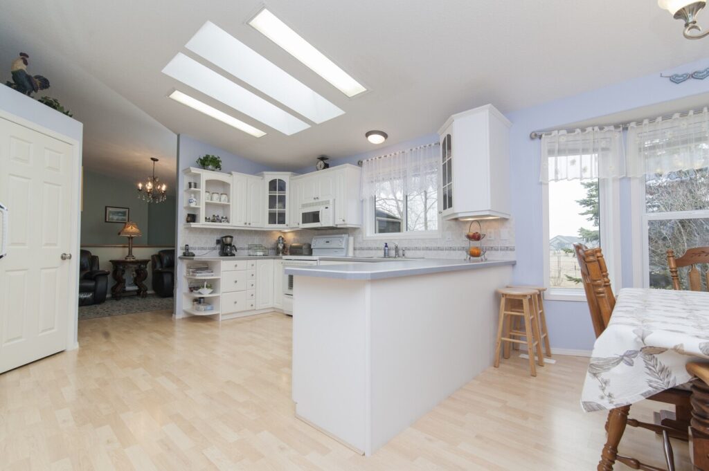 bela-foto-de-uma-cozinha-de-casa-moderna_181624-4007