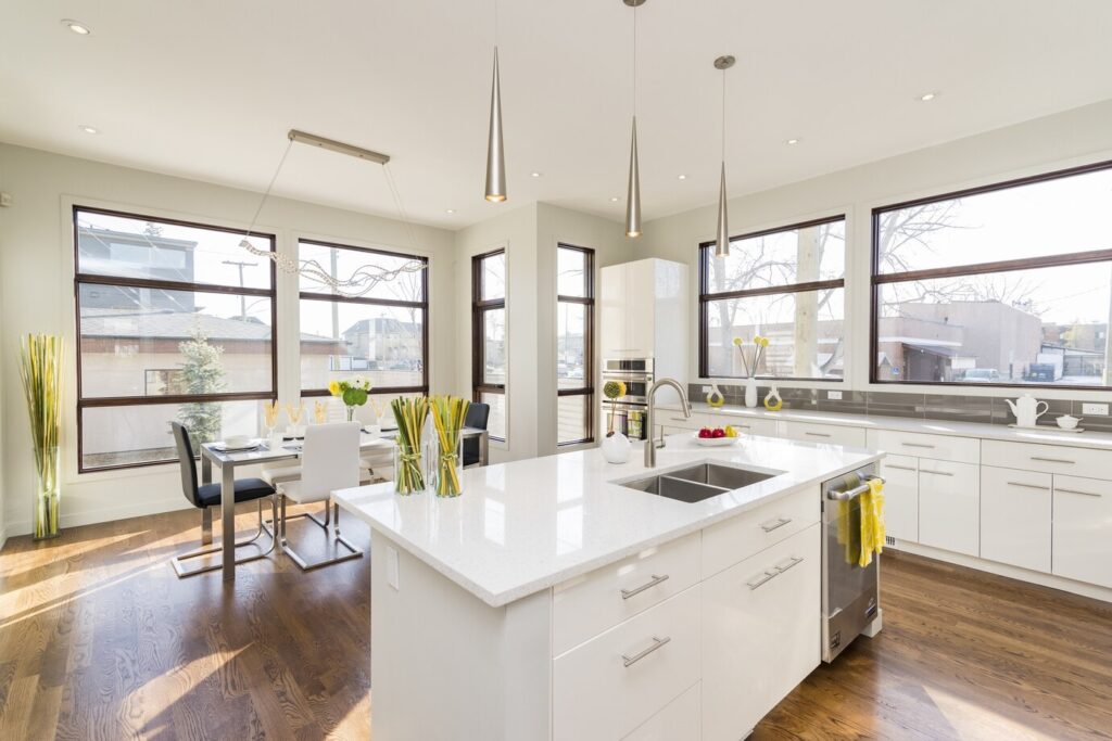 foto-do-interior-de-uma-cozinha-moderna-com-janelas-grandes_181624-24368